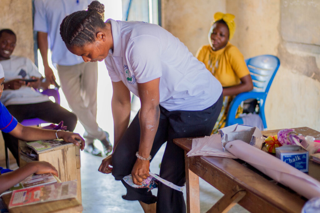 Give a sanitary pad to keep a girl in Ghana in Sch