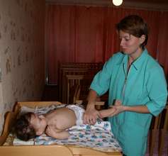 a masseuse works with a child