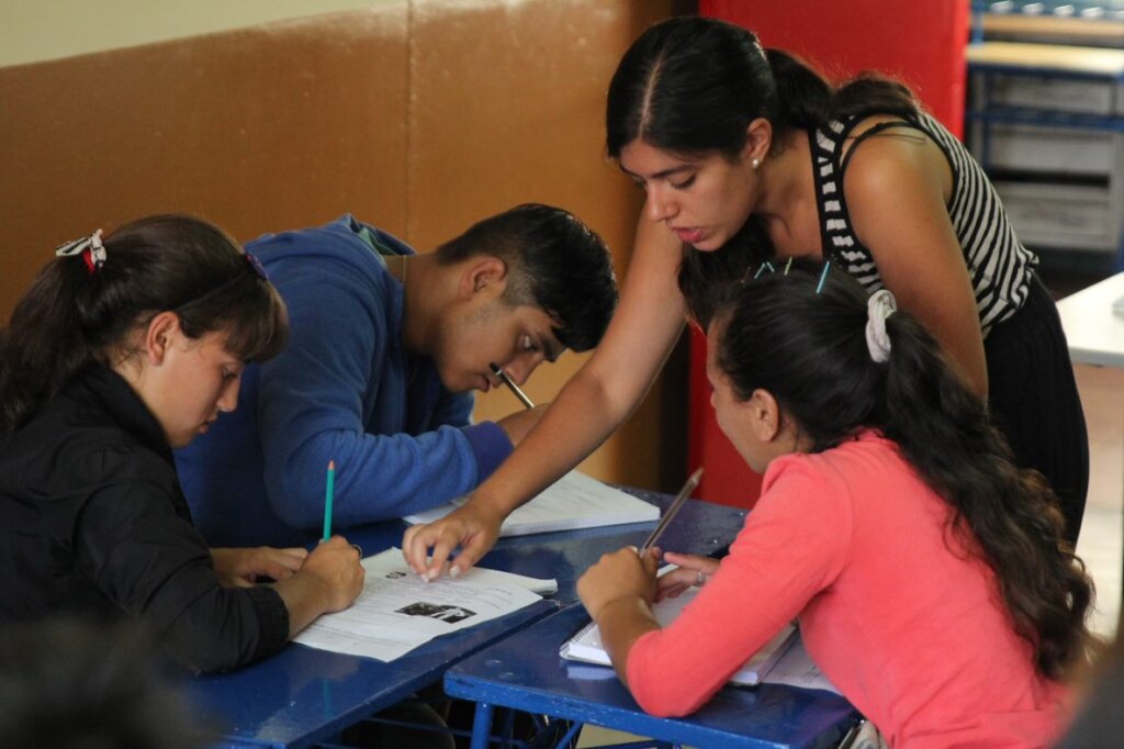 Support students in poor communities in Uruguay