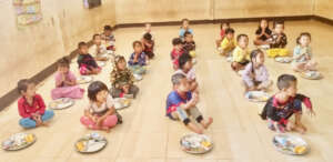 Children are eating free lunch