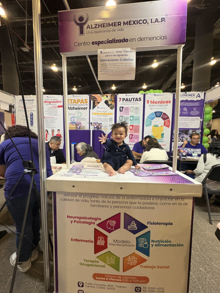 Geo promoting the Alzheimer Mexico booth