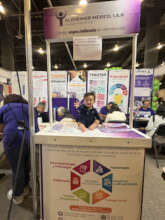 Geo promoting the Alzheimer Mexico booth