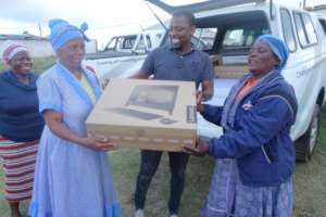 Hlanganani CLA members receive new computers