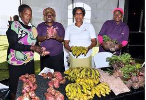 SHG members sell fuit and veggies at a Market Day