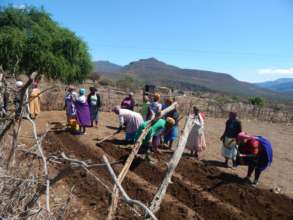 Teaching SHG members how to prevent soil erosion