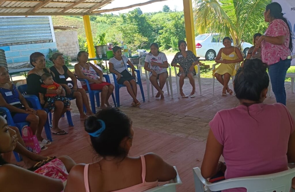 Empowers 1000 women in Acapulco after hurricanes