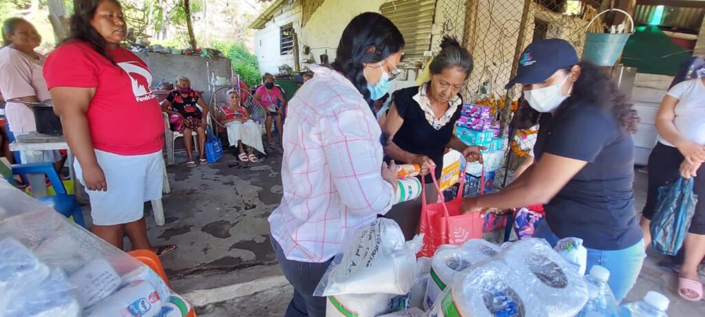 Empowers 1000 women in Acapulco after hurricanes