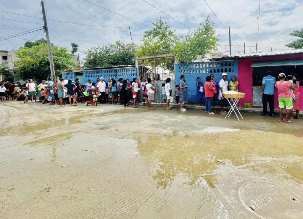 Empowers 1000 women in Acapulco after hurricanes