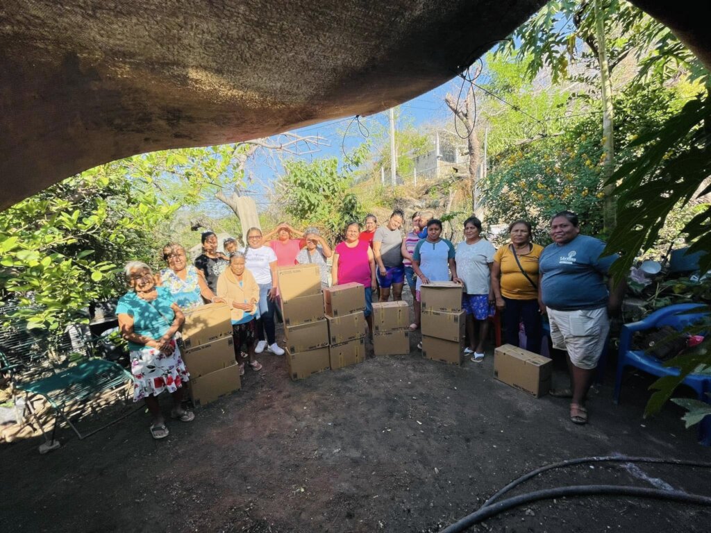 Empowers 1000 women in Acapulco after hurricanes