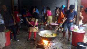 KI volunteers cooking food for the evacuees