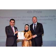 Mariam Barandia receiving the award