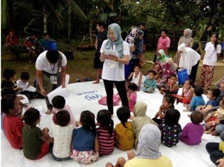 Aisah with children displaced due to conflict