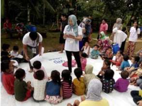 Aisah with children displaced due to conflict