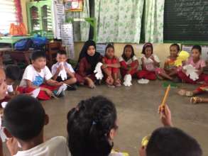 KI volunteer Naida facilitating recovery session