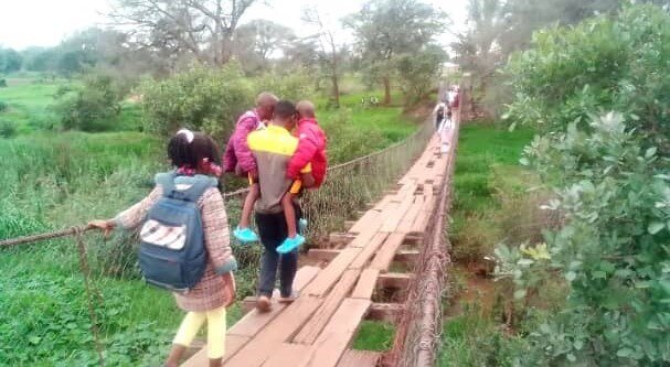 Deadly footbridge 3,000 cross each day in Zambia