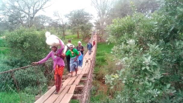 Deadly footbridge 3,000 cross each day in Zambia