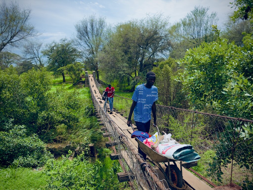 Deadly footbridge 3,000 cross each day in Zambia