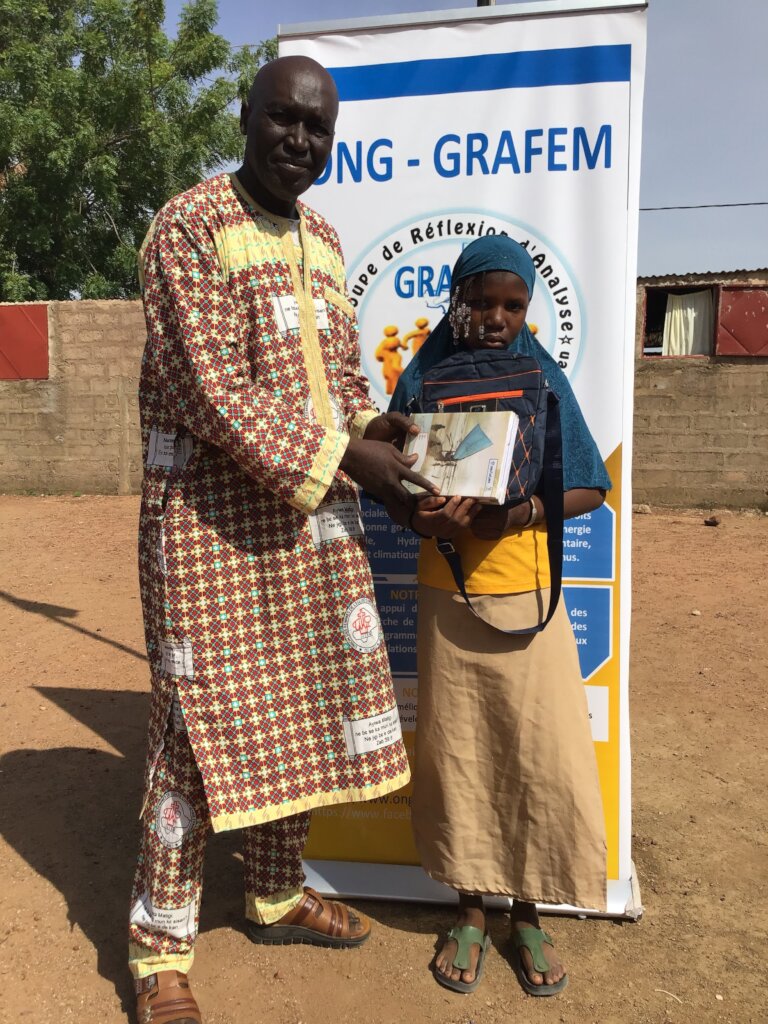 Salia xxx gives the kits to student Salimata xxx