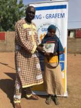 Salia xxx gives the kits to student Salimata xxx