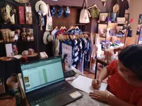 Jovenes organizando producto en tienda