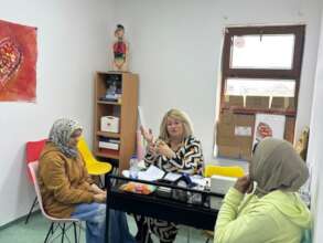Midwife talking to the pregnant women