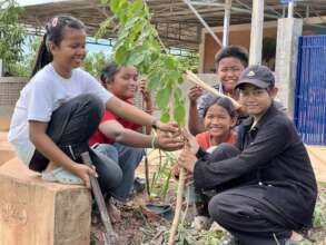 Five ODC students joining tree planting.