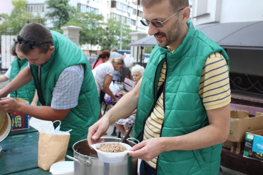 Hot meals for 800 Ukrainians in cities under fire