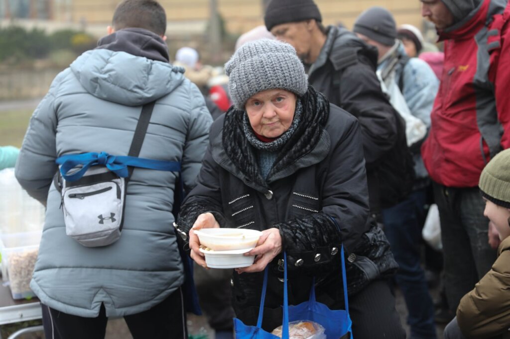 Hot meals for 800 Ukrainians in cities under fire