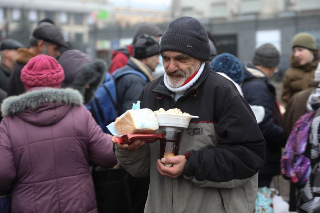 Hot meals for 800 Ukrainians in cities under fire