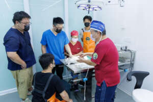 Dr. Lin & Dr. Chen teach young veterinary students