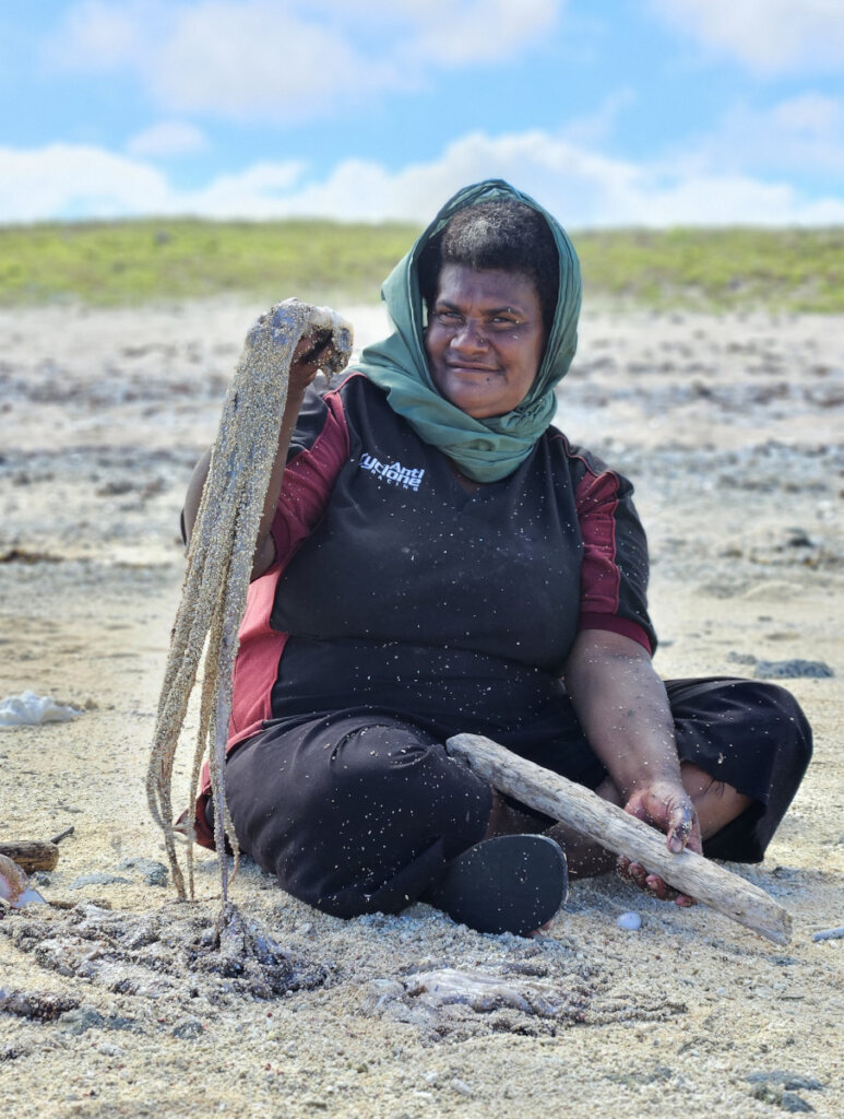 Sera cleaning octopus photo by Gauri