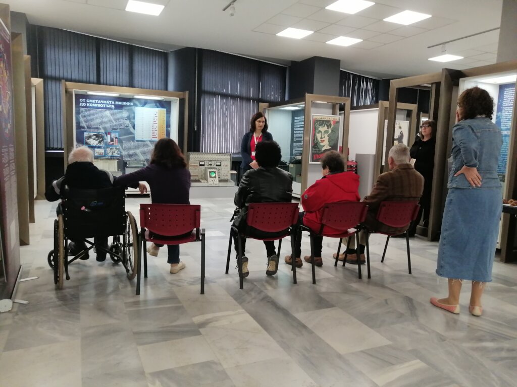 Supporting elderly social inclusion through art - GlobalGiving