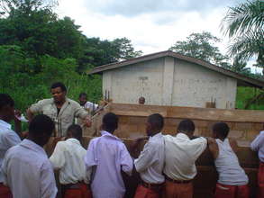 Students learns fishkeeping