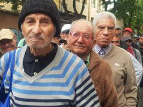 Senior citizens who benefit from the food