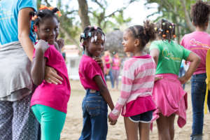 Mariposa hermanas (sisters) always lend a hand