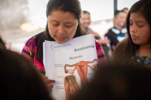 Rebeca gives an anatomy presentation to students