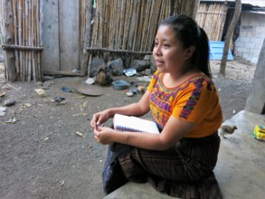 Rebeca conducting a home visit with Dolores