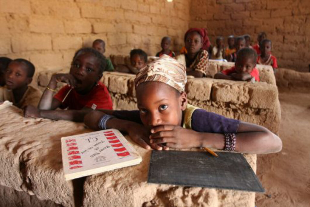 Gift Classroom Desks to 5,000 Poor Schoolchildren