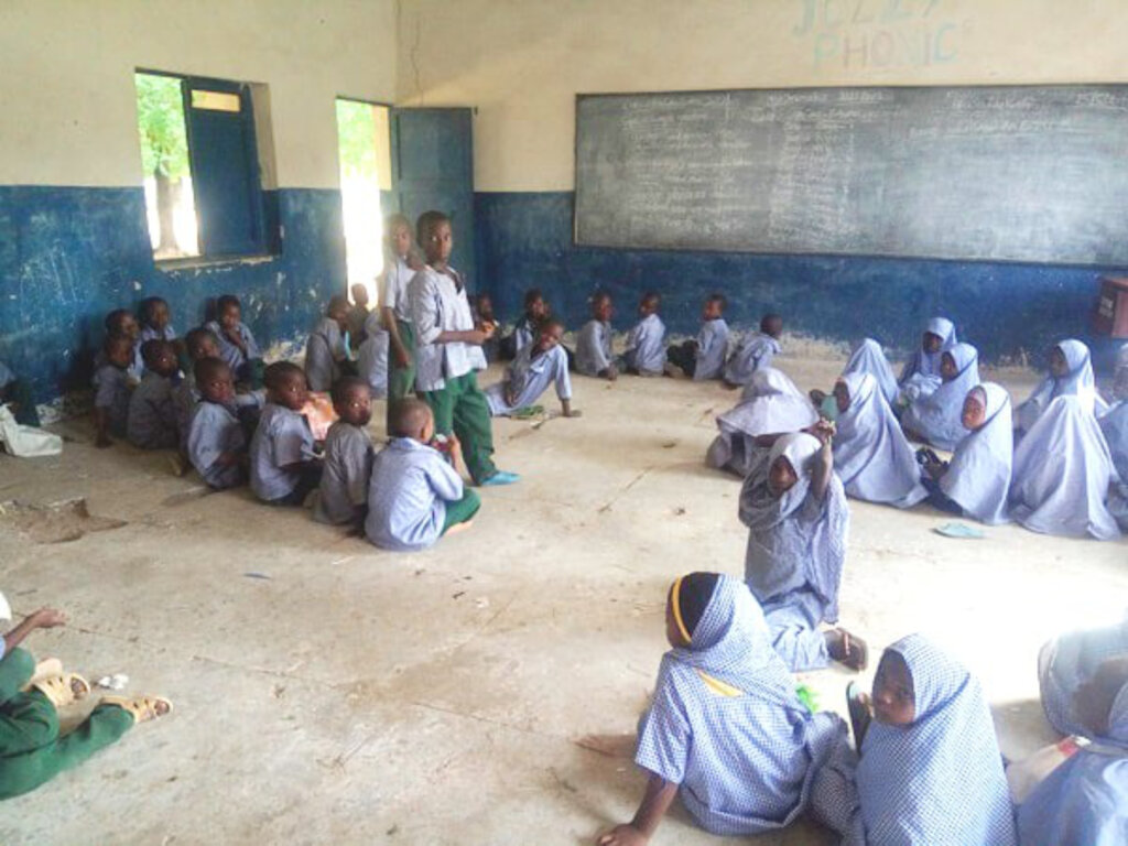 Gift Classroom Desks to 5,000 Poor Schoolchildren