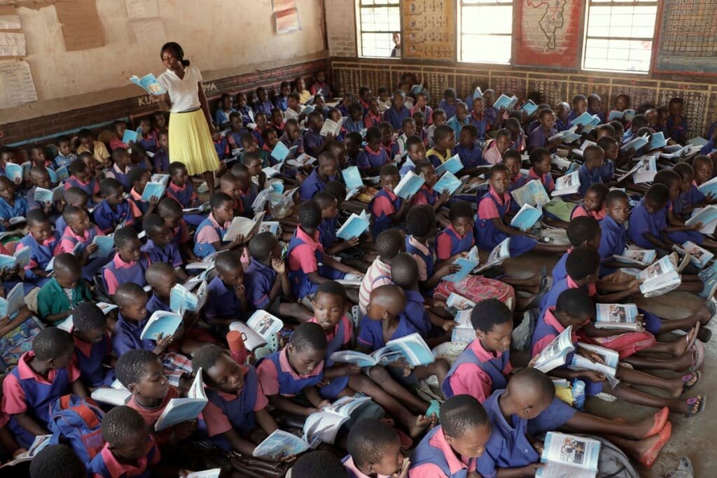 Gift Classroom Desks to 5,000 Poor Schoolchildren