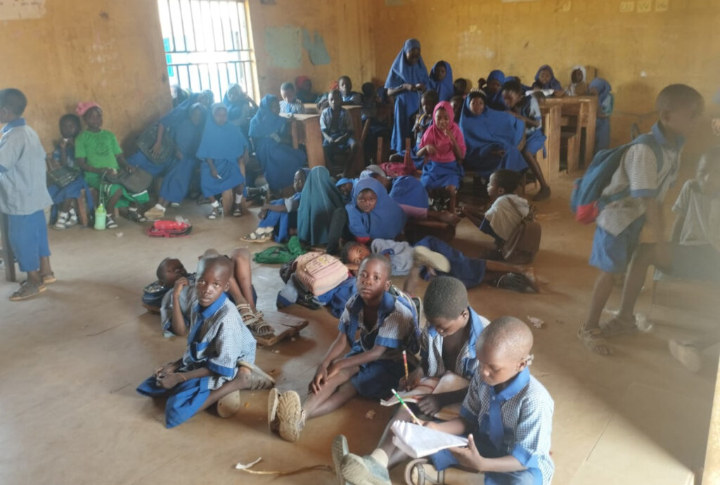 Gift Classroom Desks to 5,000 Poor Schoolchildren