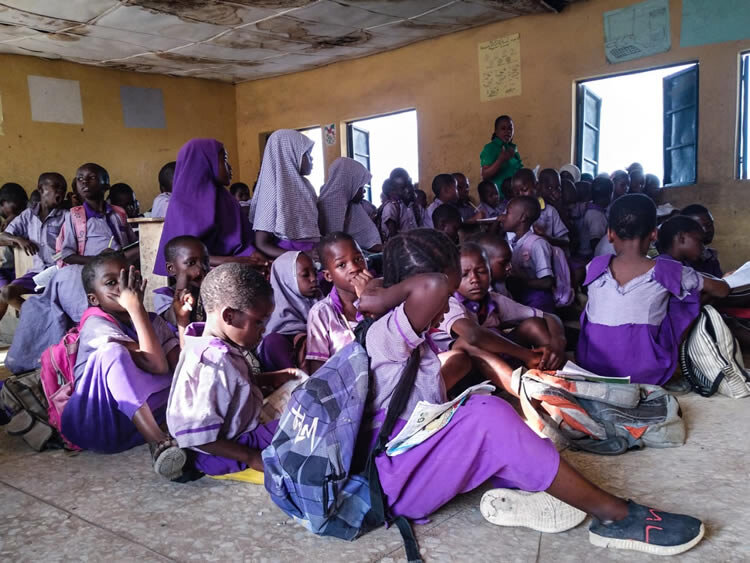 Gift Classroom Desks to 5,000 Poor Schoolchildren