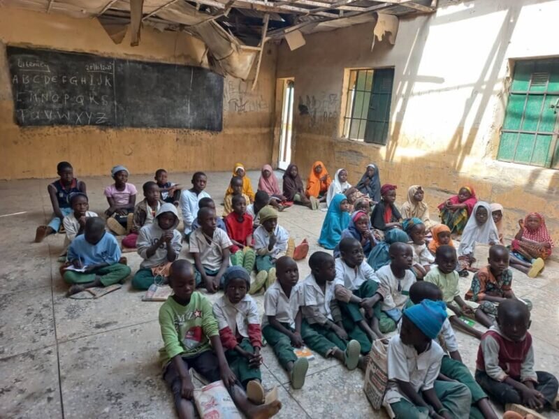 Gift Classroom Desks to 5,000 Poor Schoolchildren