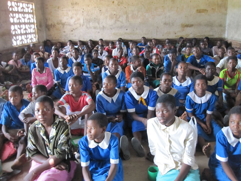 Gift Classroom Desks to 5,000 Poor Schoolchildren