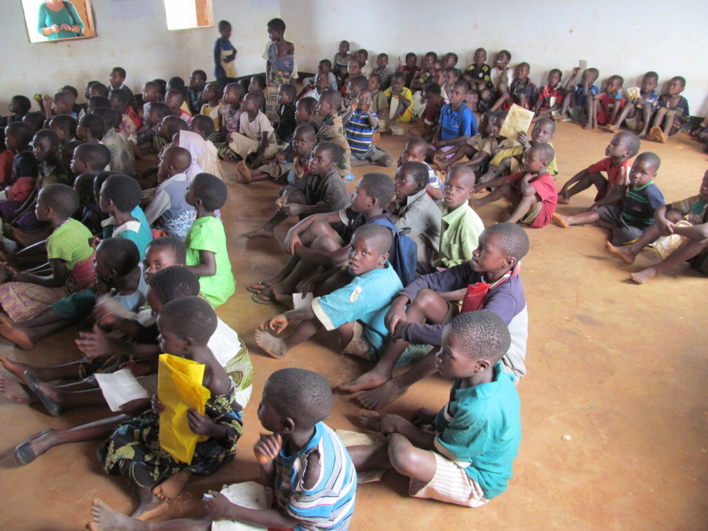 Gift Classroom Desks to 5,000 Poor Schoolchildren