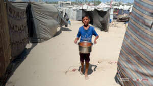 Palestinian child waiting for food distribution