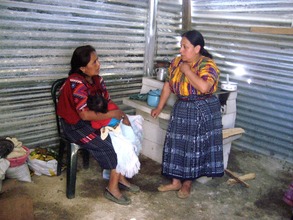 Yoli speaking with a mother in Chutinamit