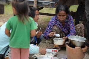 Children with family escap from the bordeconflict
