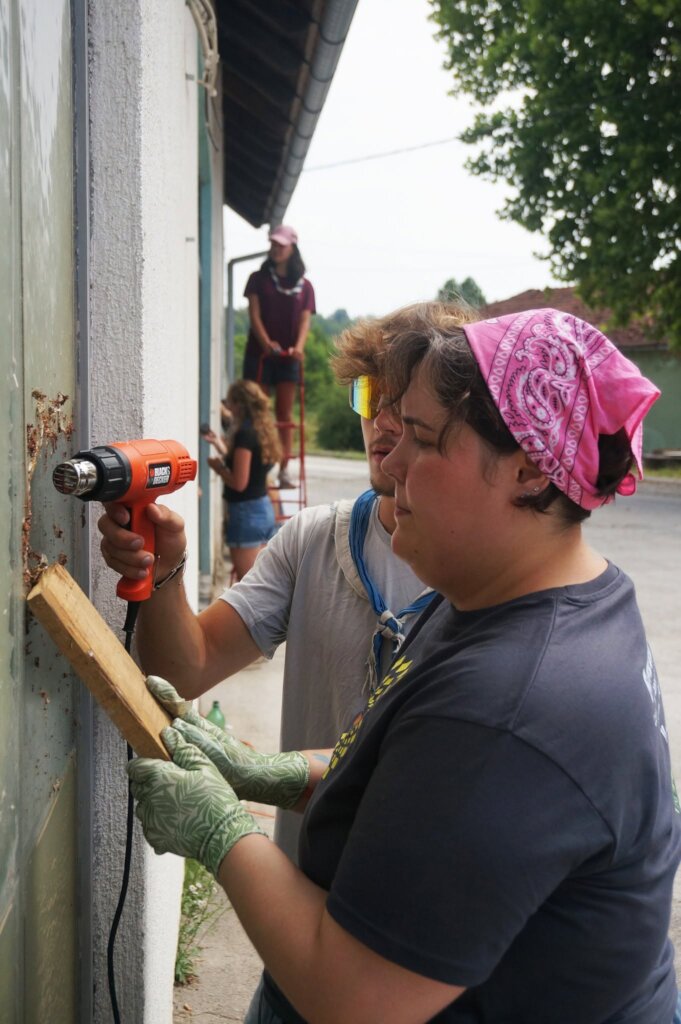 International volunteers helping