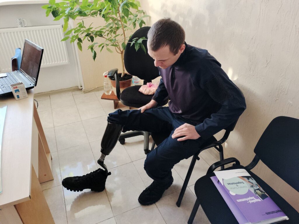 Support deminers to return to a normal life